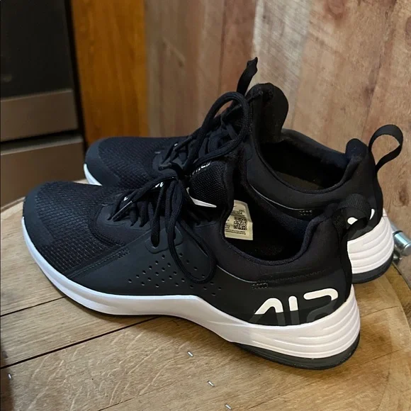 NEW Nike Air Max Black and White Athletic Shoes - Picture 1 of 5